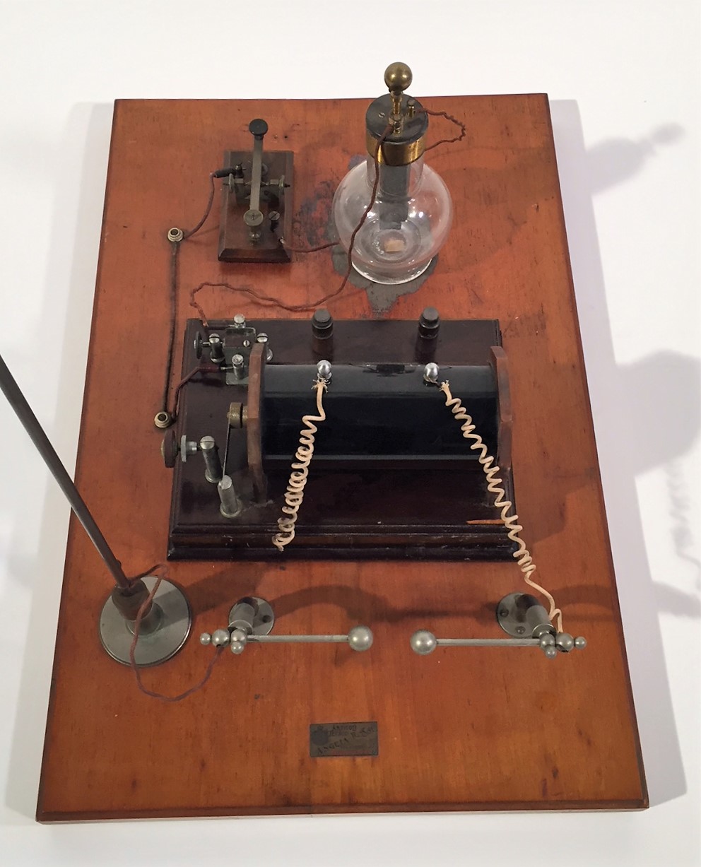 Arare pair of transmitters and receiver Marconi system. these stations