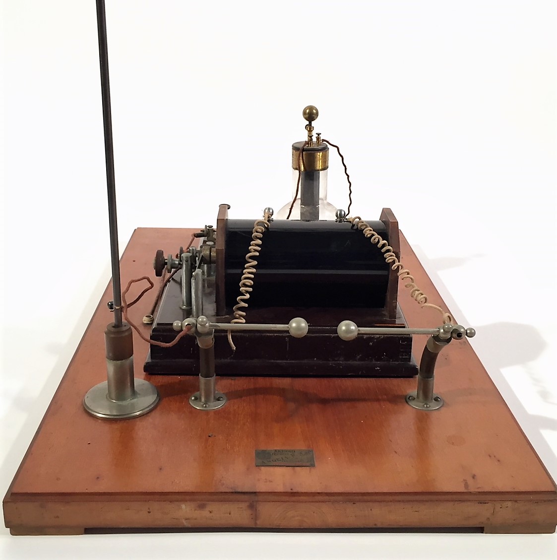 Arare pair of transmitters and receiver Marconi system. these stations