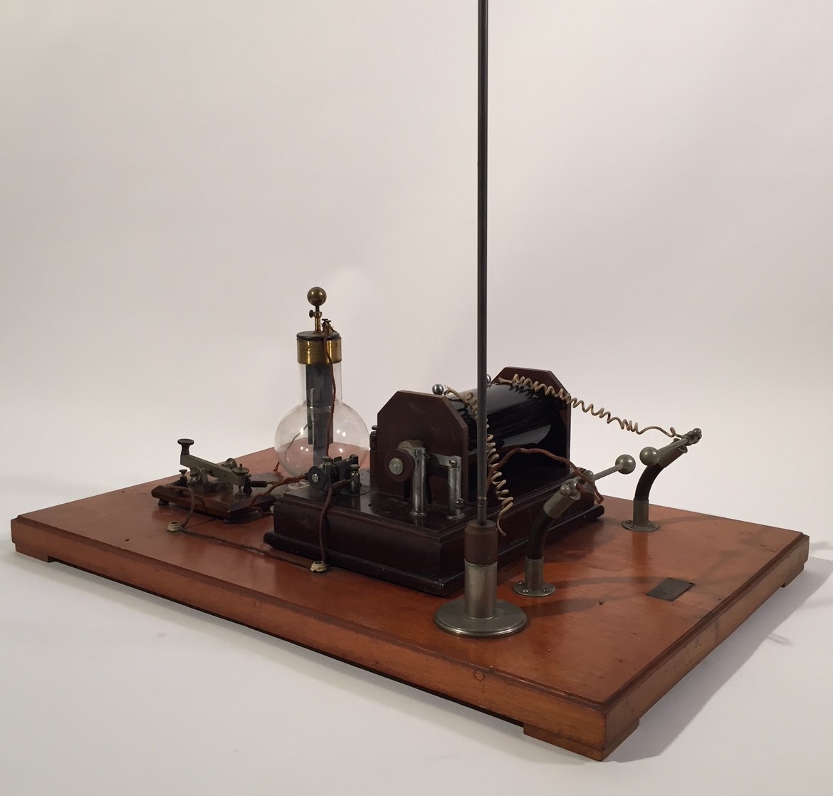 Arare pair of transmitters and receiver Marconi system. these stations