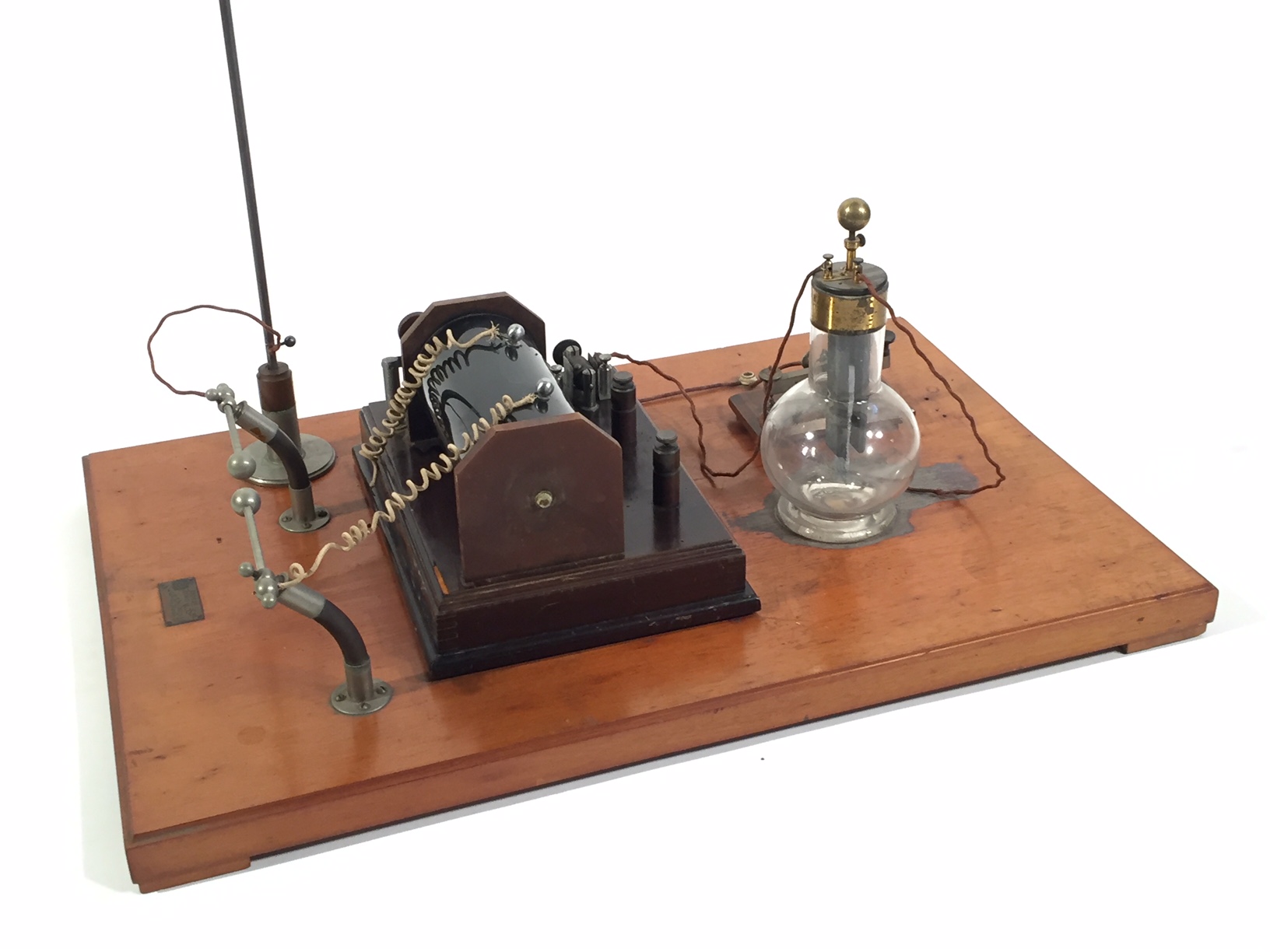 Arare pair of transmitters and receiver Marconi system. these stations