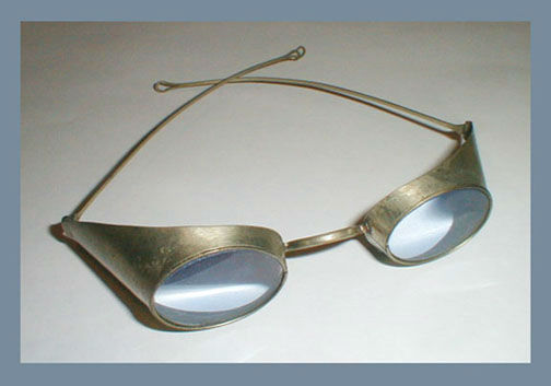 C1830  SPECTACLES FOR PHOTOPHOBIA