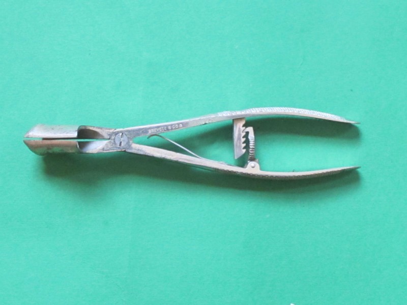 French Patented Metal Sprung and Lockable Forceps