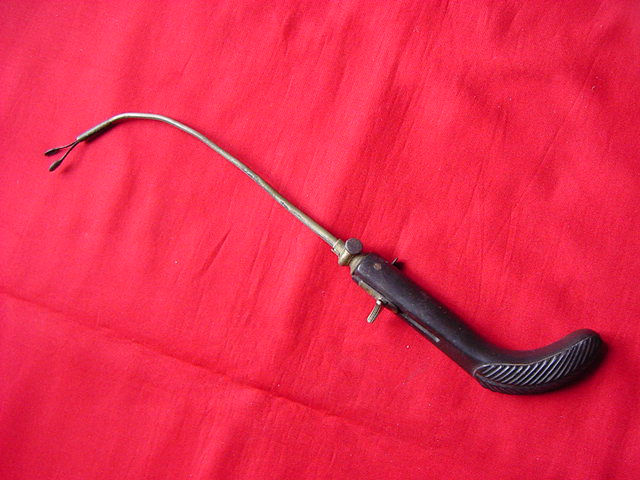 Forceps to remove foreign bodies from the throat