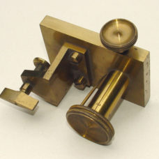 TABLE-MOUNT MICROTOME FOR PREPARATION OF THIN SECTIONS
