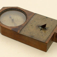 UNUSUAL PORTABLE COMPASS / SUNDIAL