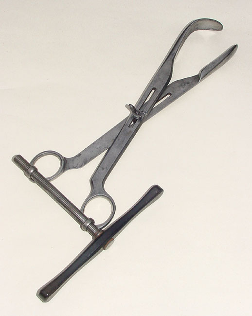 LE CAT’S FORCEPS FOR EXTRACTION OF LARGE BLADDER STONES