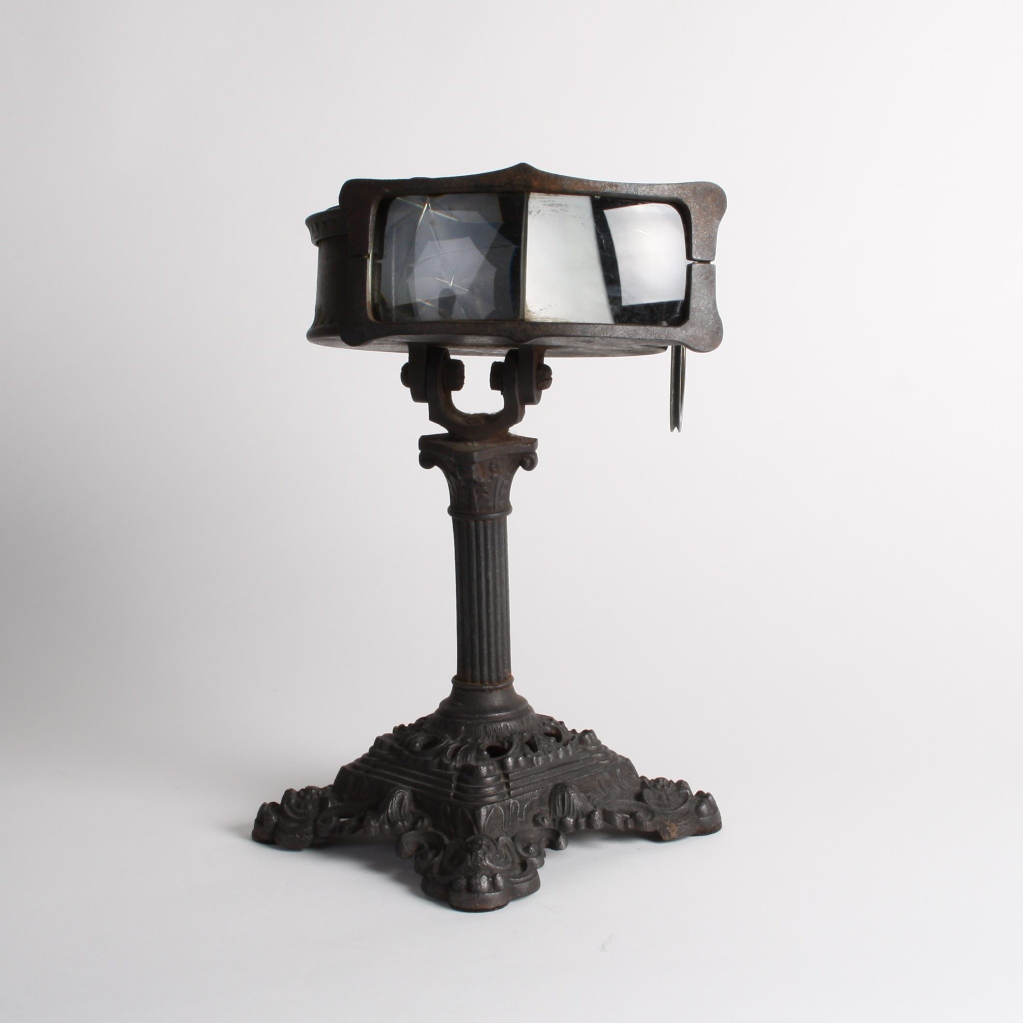 Kinora motion picture viewer, circa 1903.