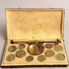 Fine and complete box of 19th century Italian  scale with coins weights.
