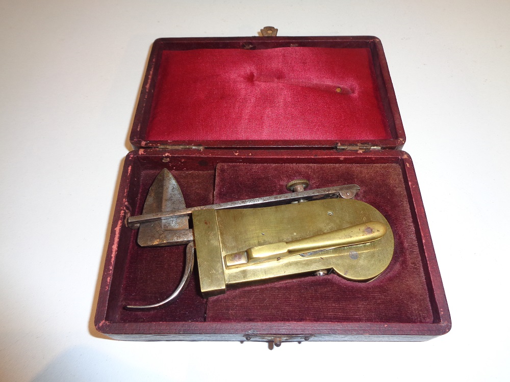 Early Scarrifier bloodletting instrument 18 century in original case