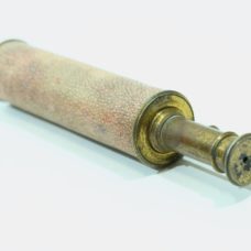 Travelling Gregorian reflecting telescope in brass and pink chagreen made in England circa 1780