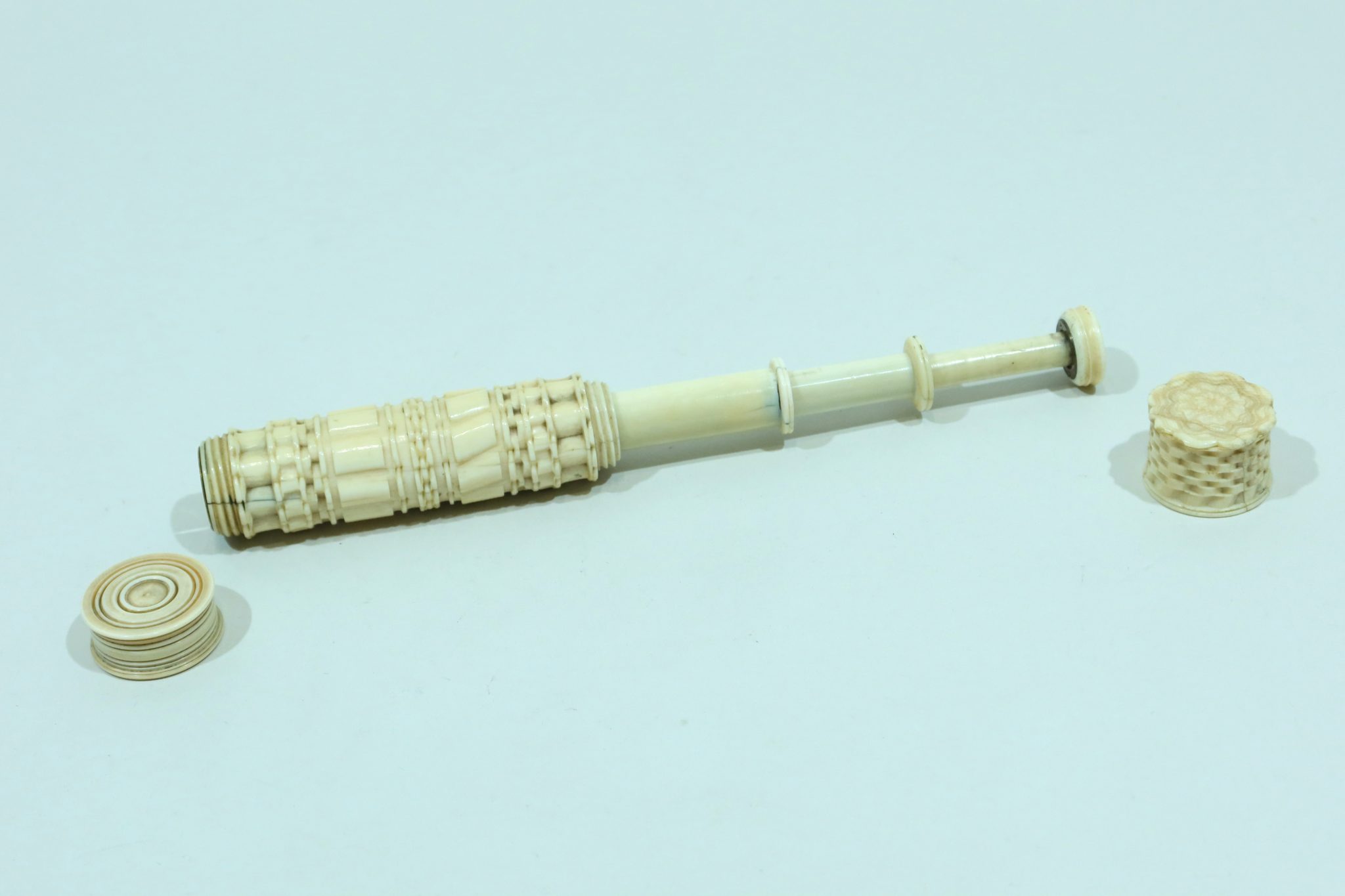 Turned ivory telescope with 3 draws made in Italy at the end of the 17th century.