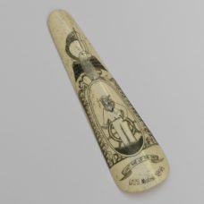 19th century Whalebone scrimshaw representing a shoe horn (rare theme)