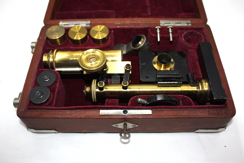 Travel microscope by Leitz In original leather case