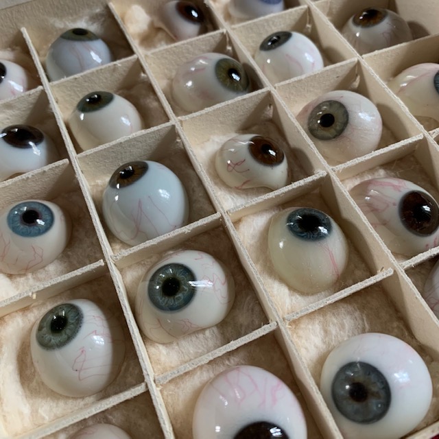 Italian set of 25 prosthetic artificial glass eyes in their original case,