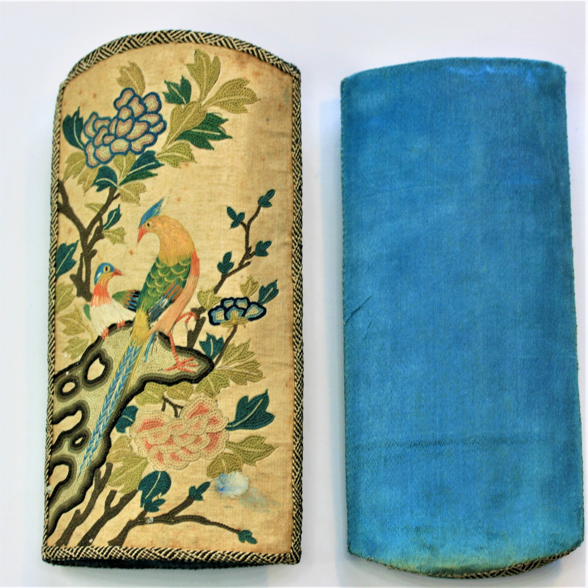 TOP QUALITY FINE SEWING  CHINESE EMBROIDERY SPECTACLES CASE ETUI WITH SLEEVE C 1840,
