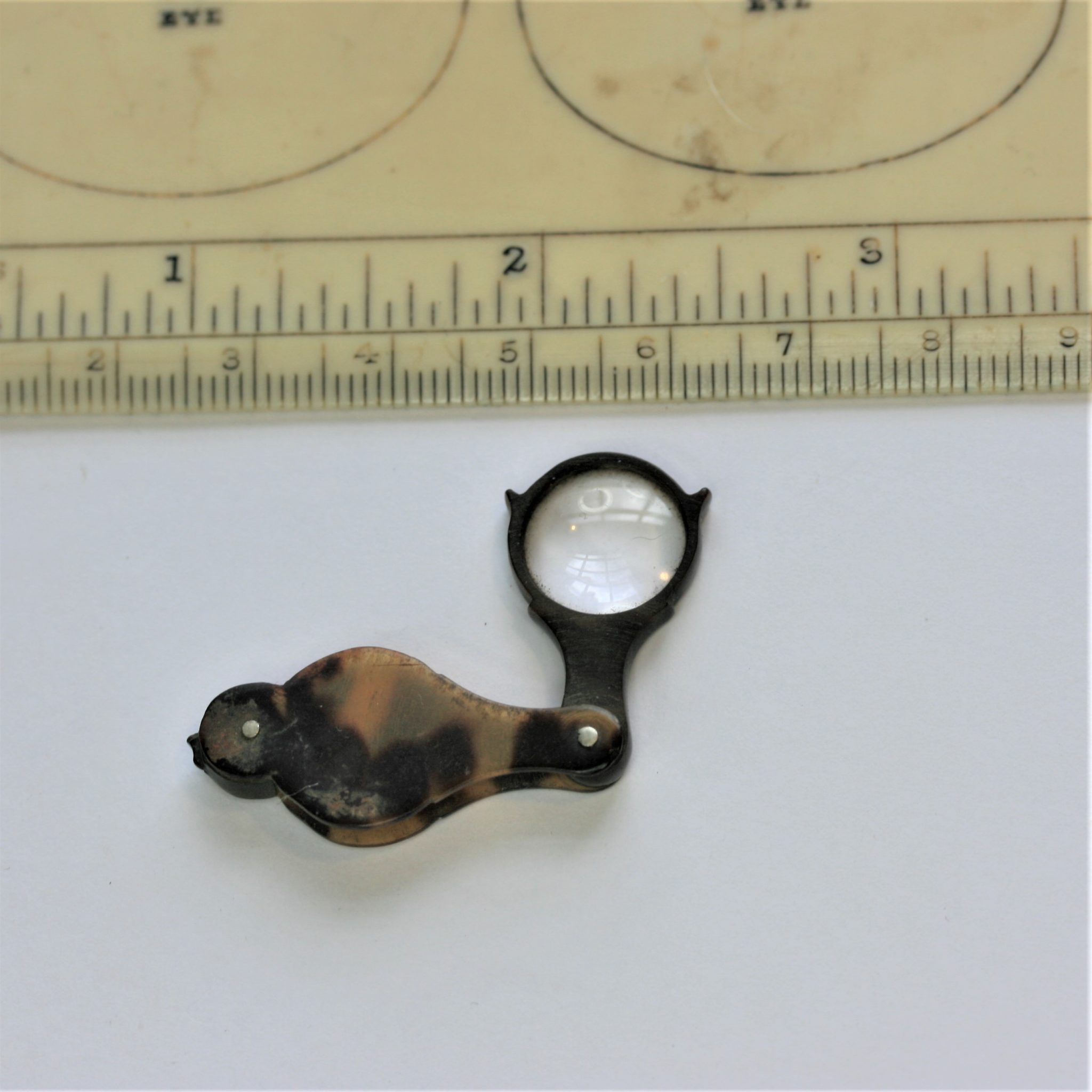 MINIATURE MICROSCOPE MAGNIFYING GLASS , SHELL MOUNT, IMAGE GOOD, JUST OVER 1 IN. LONG, EXCELLENT COND.