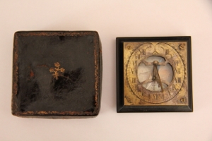 ~EUROPEAN DESK/TRAVELLING BRASS COMPASS/SUNDIAL ON WOODEN PLINTH~