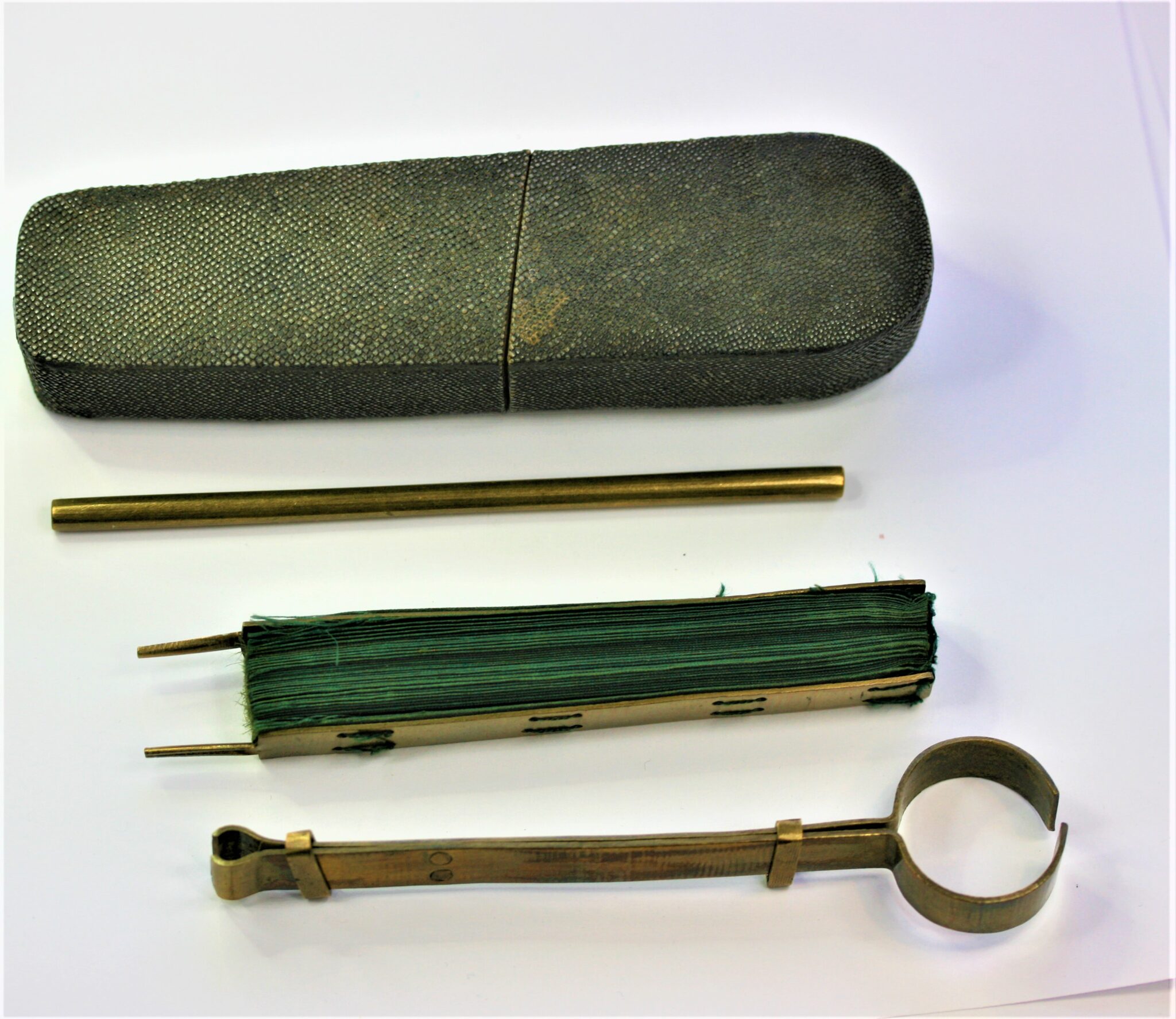 MICROSCOPE LIGHT SHIELD FAN IN ITS SHAGREEN CASE, IN GOOD CONDITION C1850