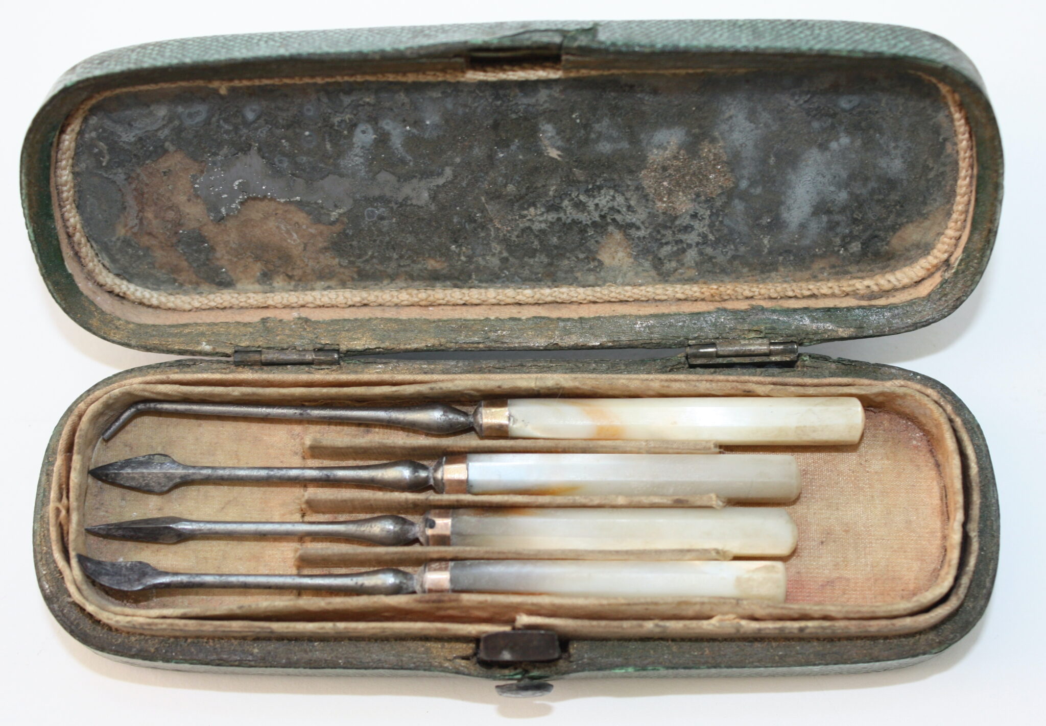 A set of 4 mother of pearl handled dental scalers 18Th Century in shagreen case