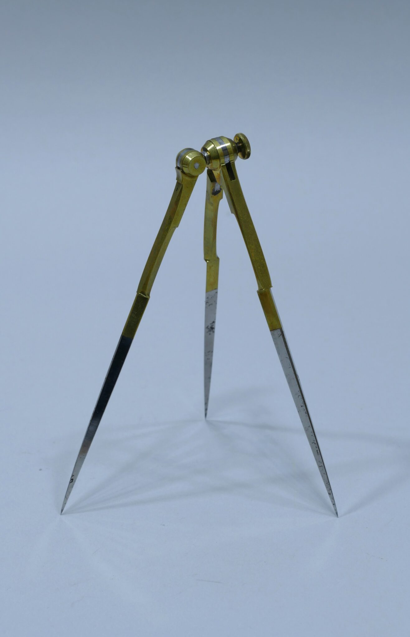 Compass with three legs in brass and steel in its case made circa 1850