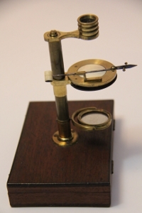 ~UNSIGNED, COMPLETE SIMPLE BOTANICAL/FIELD MICROSCOPE-CASED~