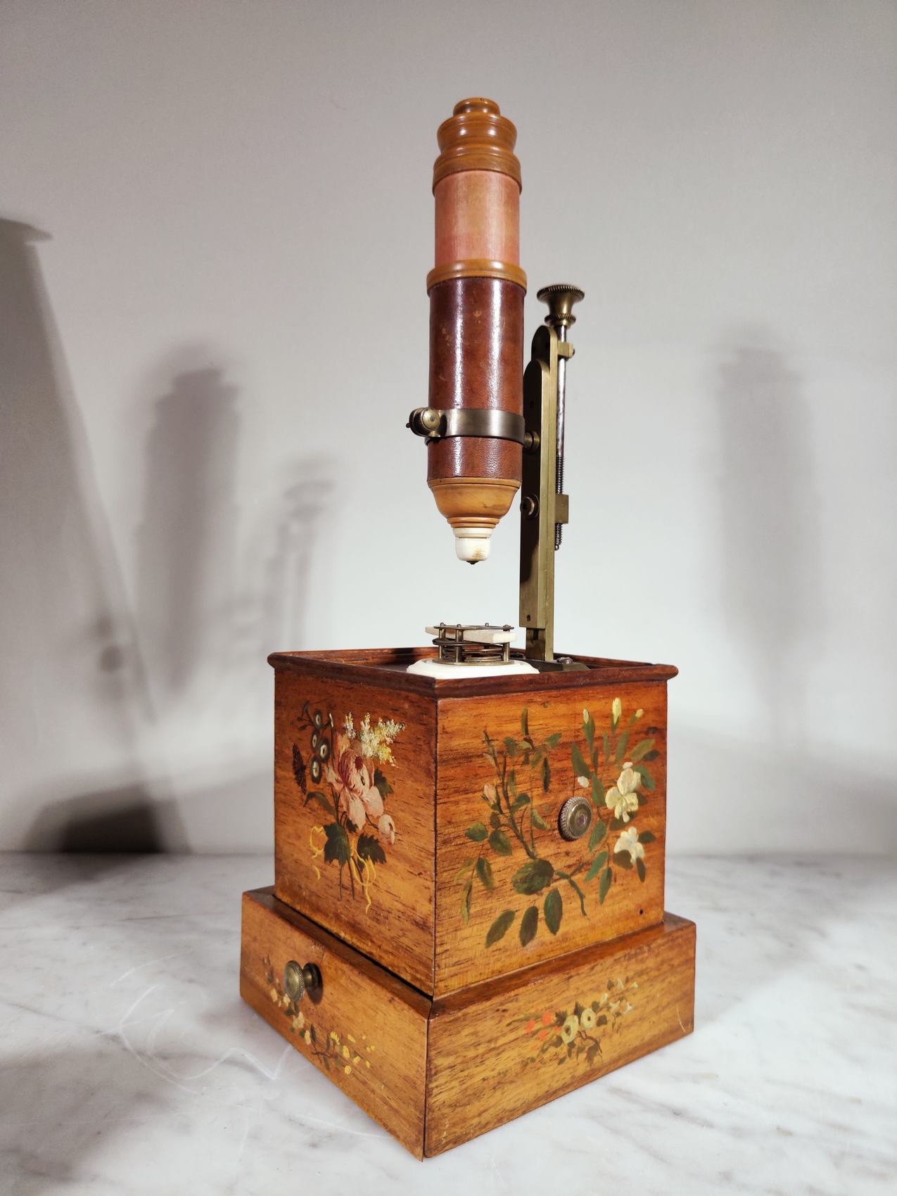 French XVIII TH box microscope for the privilege of the King