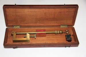 ~AN UNUSUAL VICTORIAN CAMERA LUCIDA-MAHOGANY CASED~