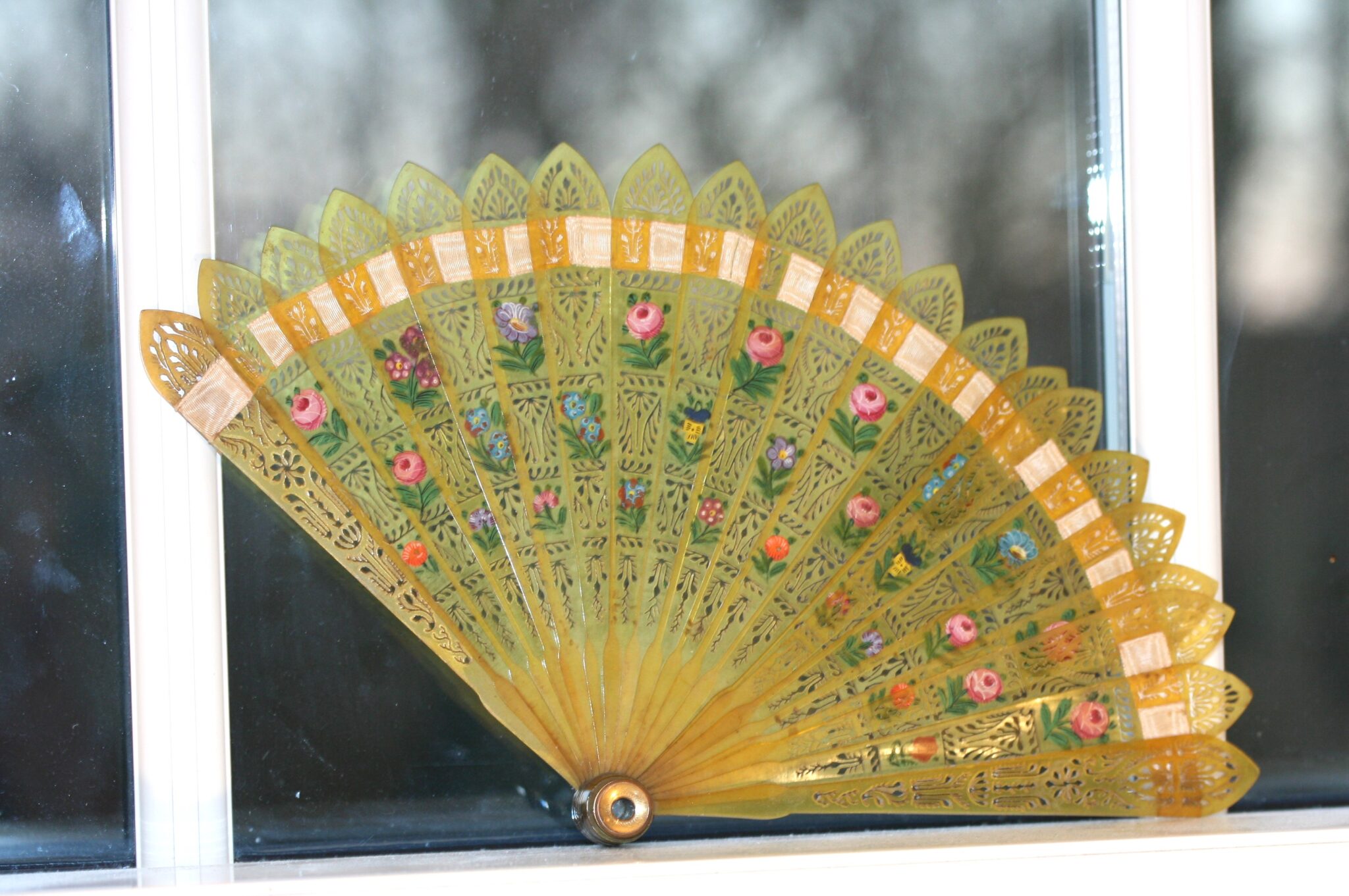 BRISSE  BLOND TORTOISE SHELL FAN WITH SINGLE DRAW SPYGLASS, IN GOOD WORKING COND. C1840