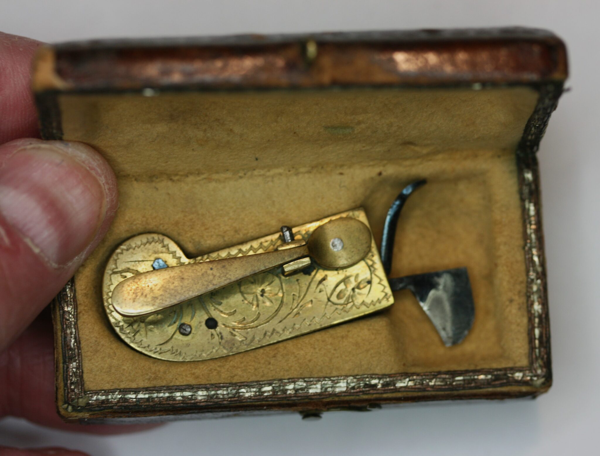 C1820 ,WORKING GERMAN AUTO LANCET FLEAM , BRASS WELL ENGRAVED WITH SLIDING LID WITH ORIG. CASE. BLOOD LETTING