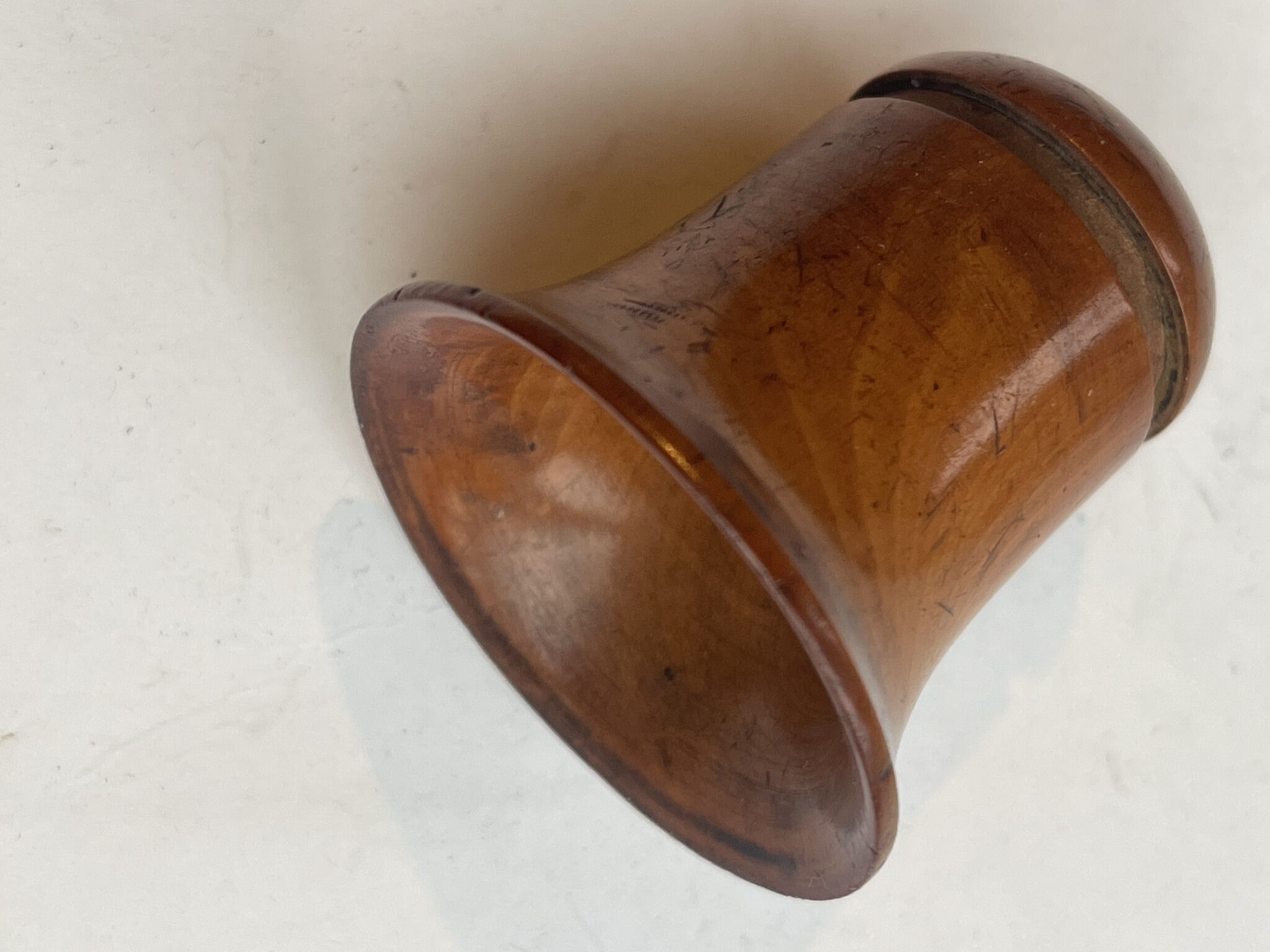 AN ANTIQUE FRUITWOOD LOUPE or MAGNIFYING GLASS.