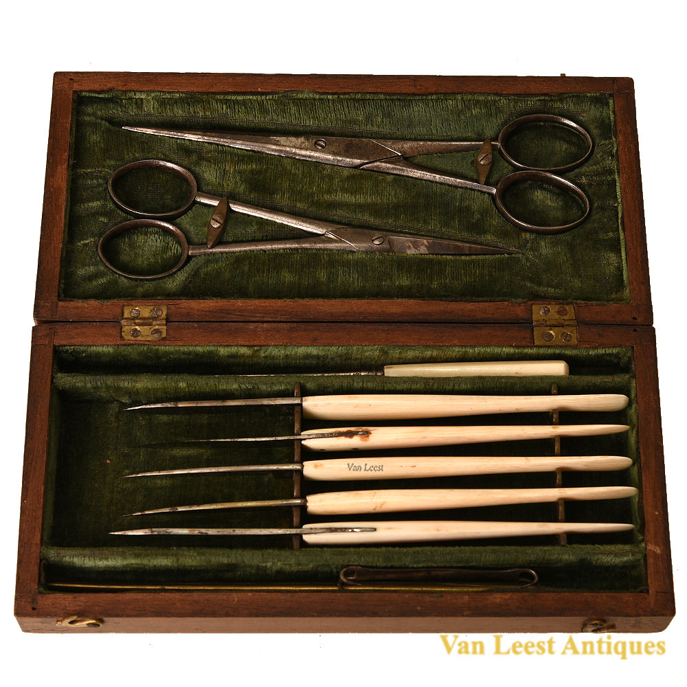 Post mortem set comprising 5 scalpels