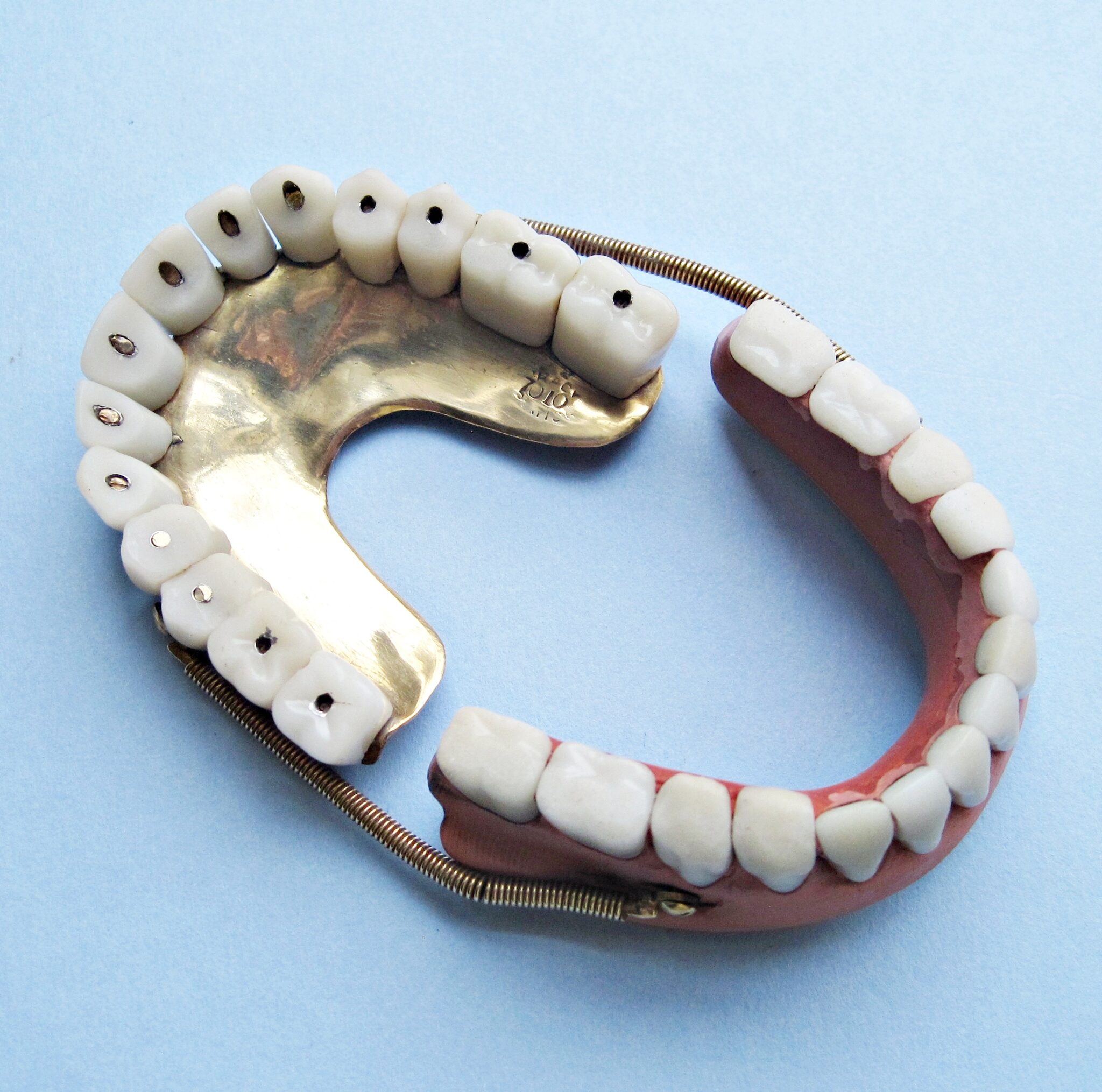 Fine Spring-Loaded Porcelain Dentures w.Gold Palate