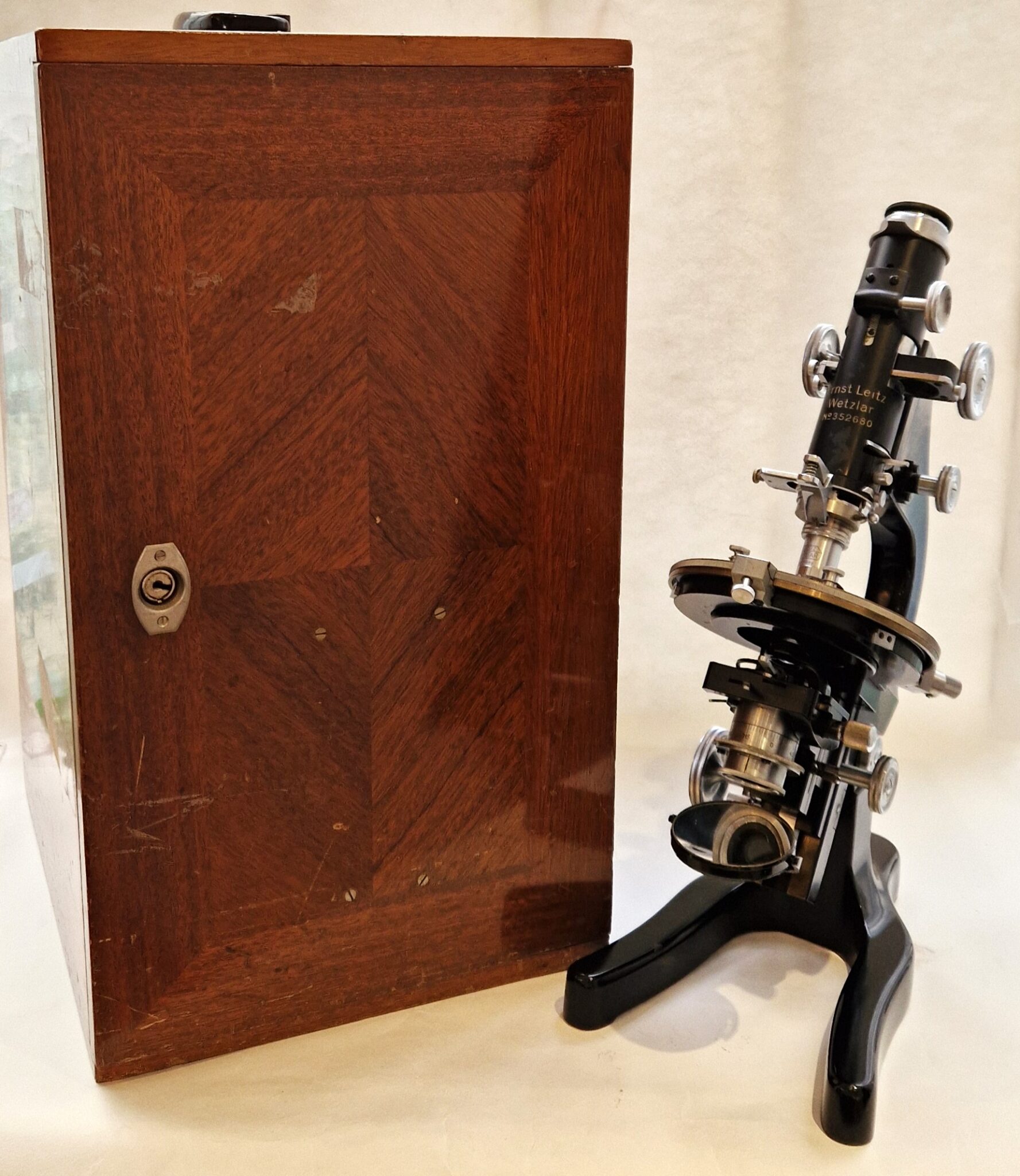 Leitz – The Largest CM model polarizing microscope from the 1930s’