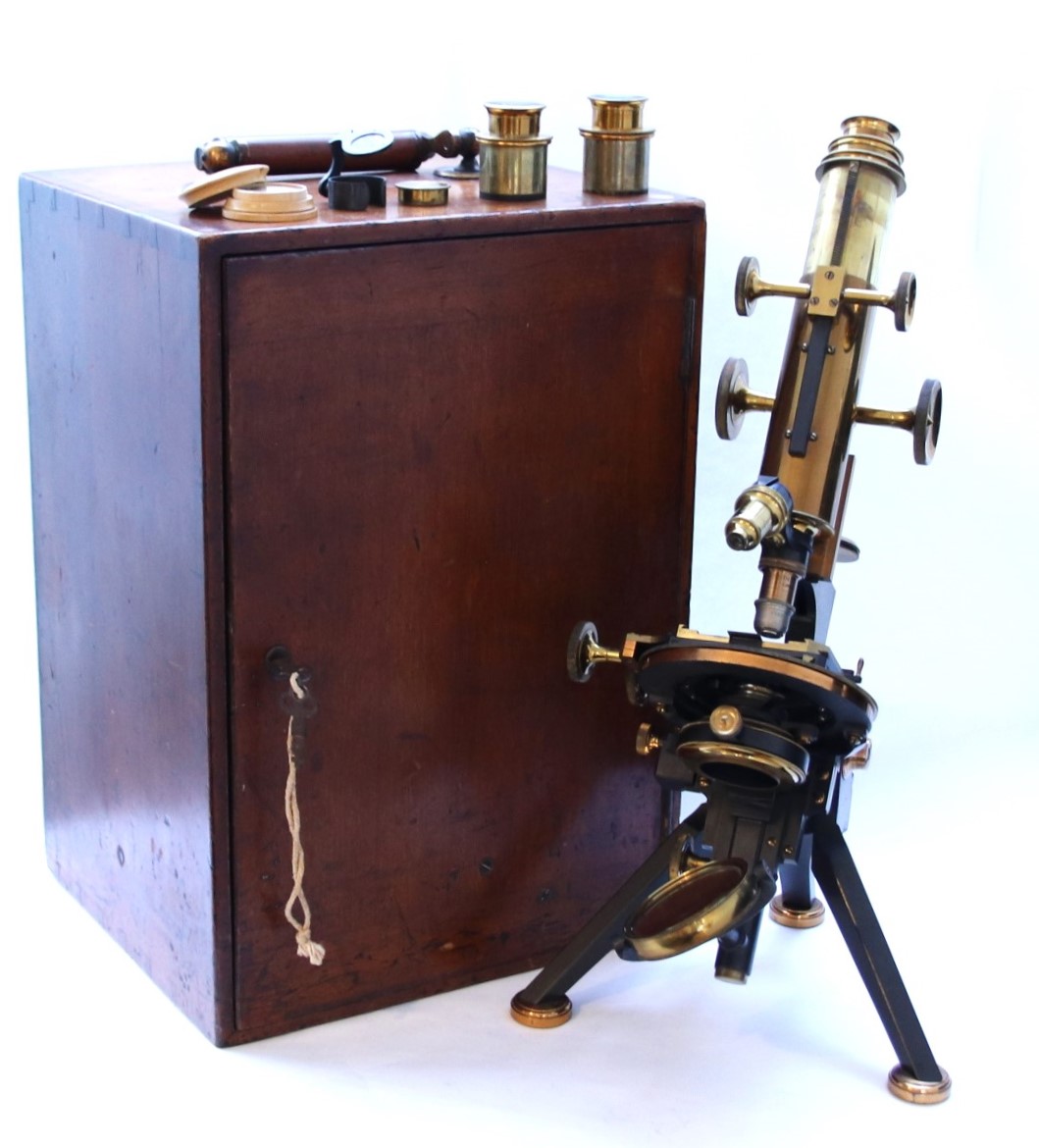 A “Henri Van Heurck” microscope coming from the Orville Golub collection