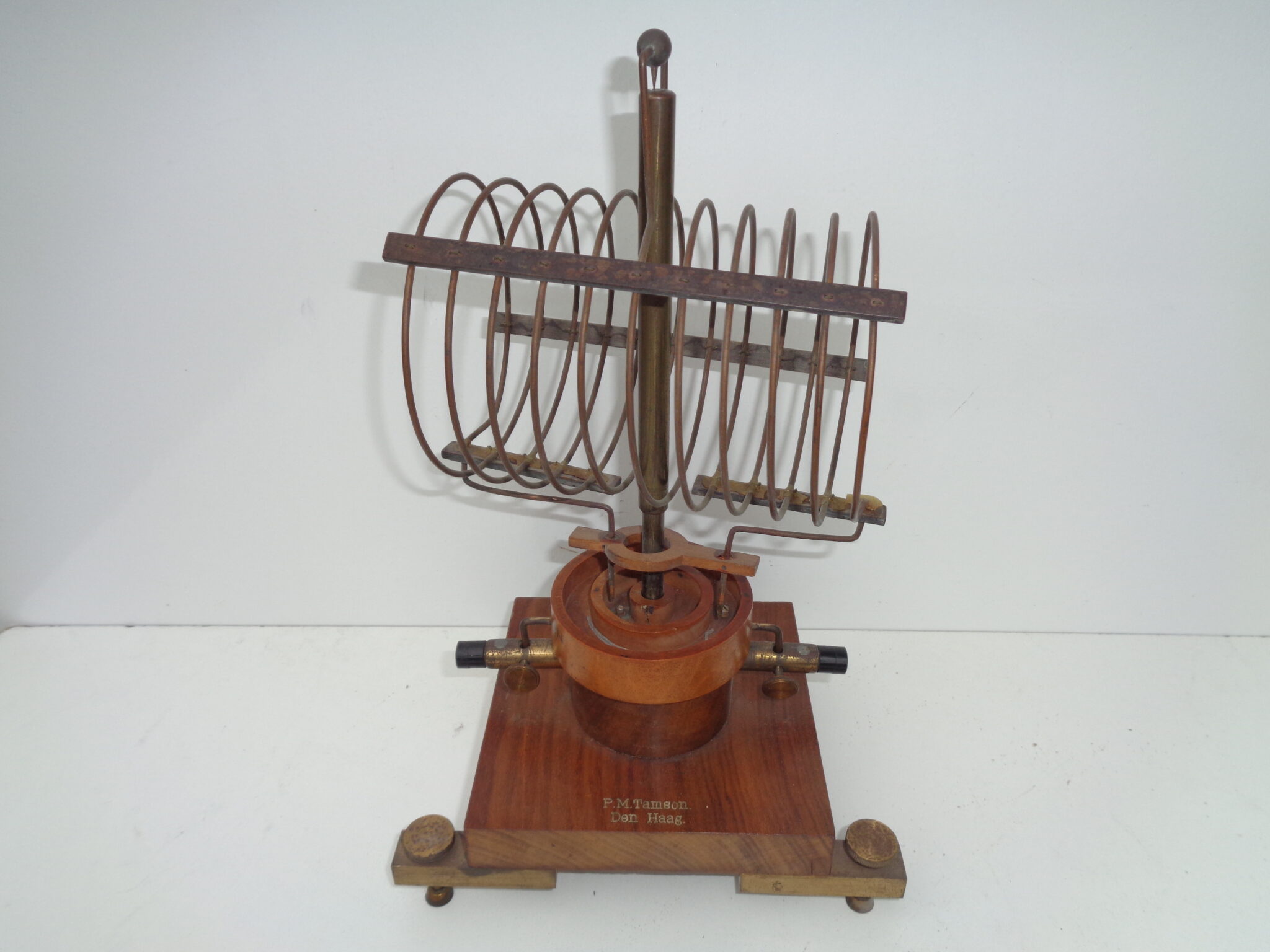 Device for demonstrating electro magnetic fields by TAMSON den HAAG