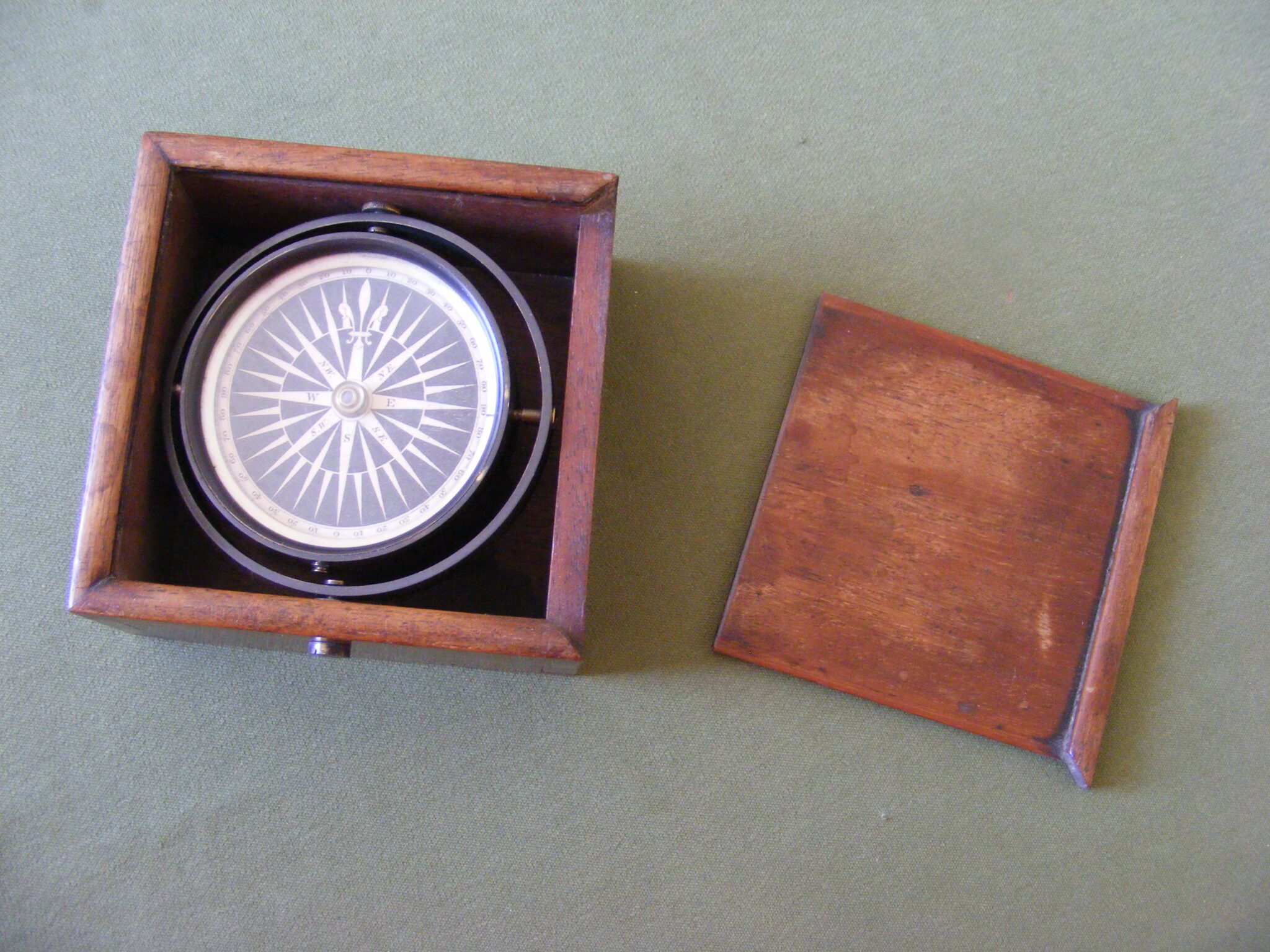 MARINERS PORTABLE COMPASS.