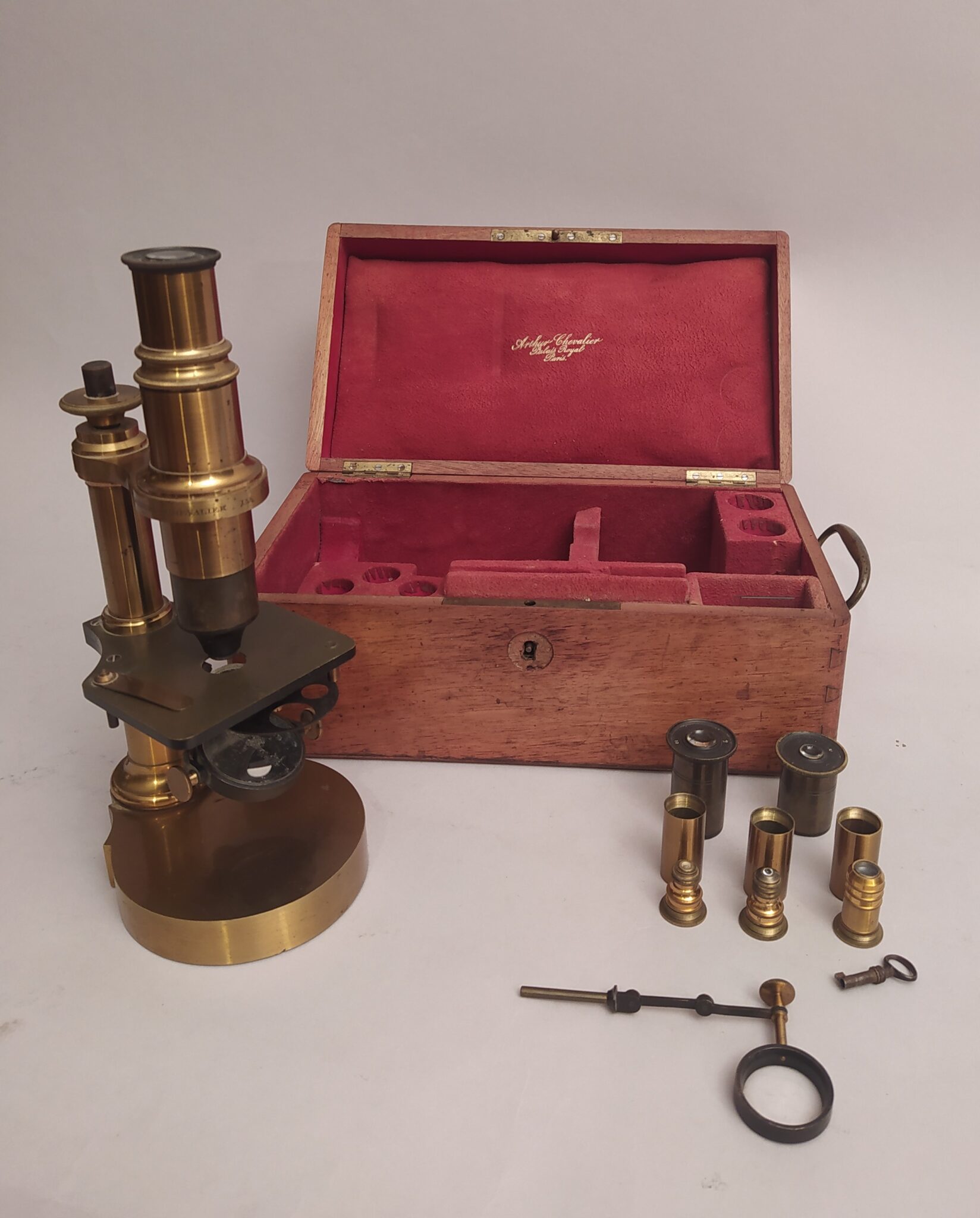 Mid-size microscope signed “Dr. Arthur Chevalier, 158 Palais Royal”, 1870-1874
