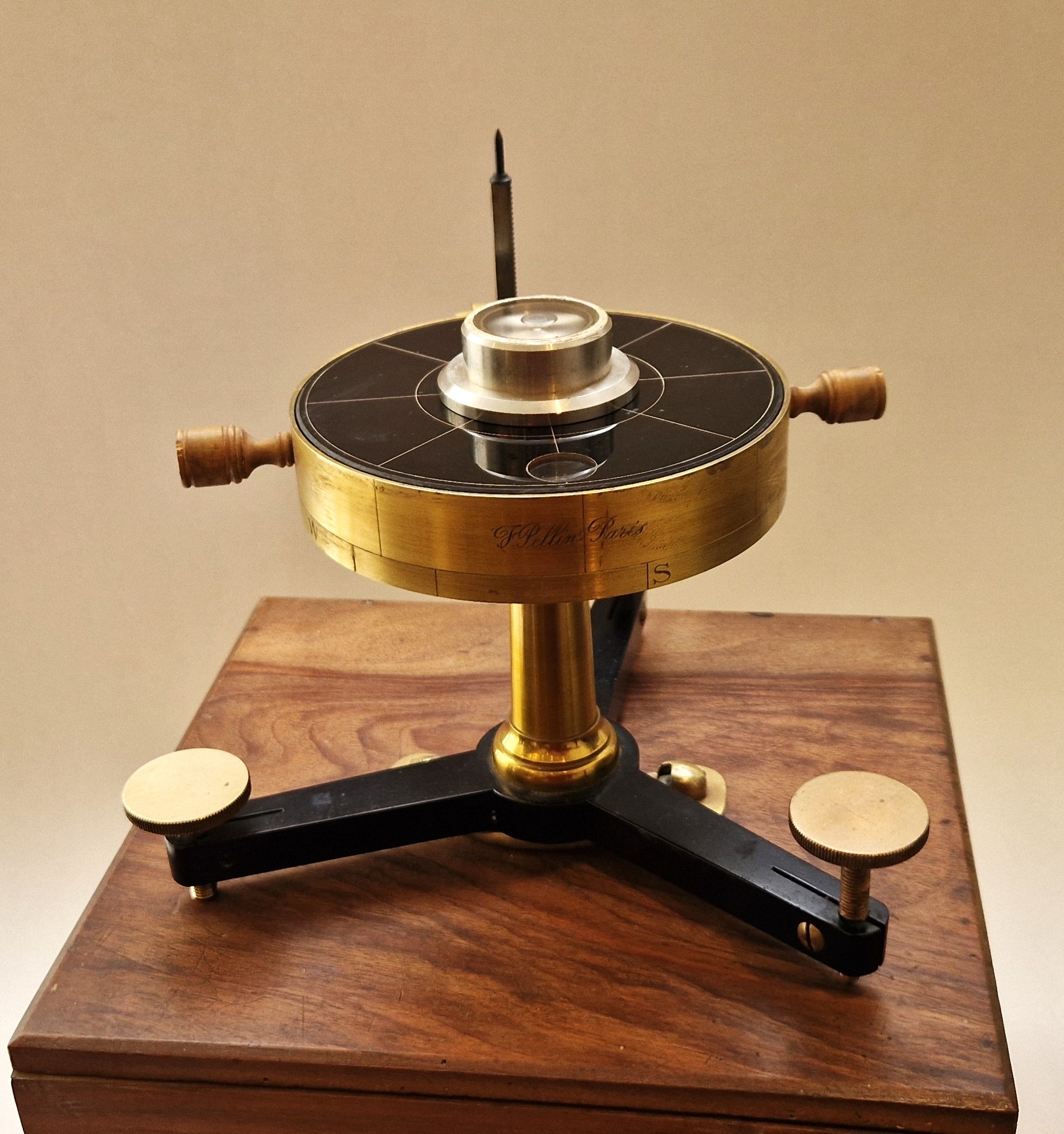 A fine complete and cased Fineman/Hildebrandsson nephoscope by Pellin, circa 1910