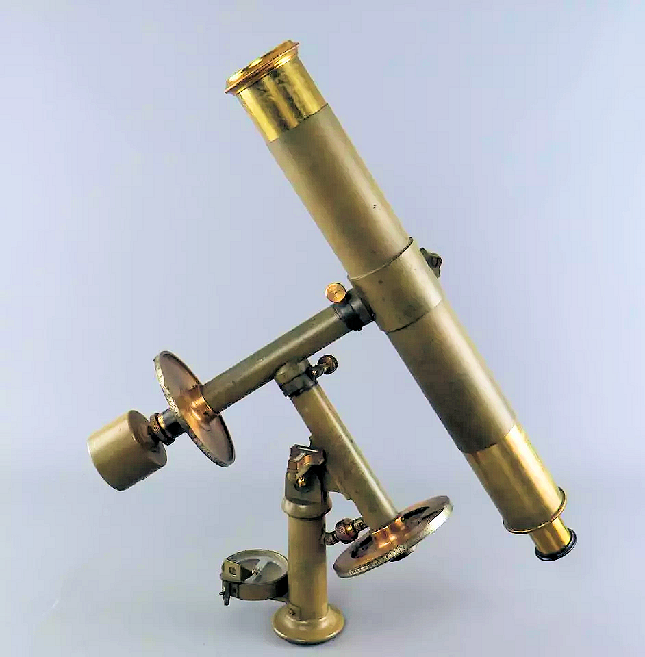Small size – Portable astronomical telescope with equatorial mount.