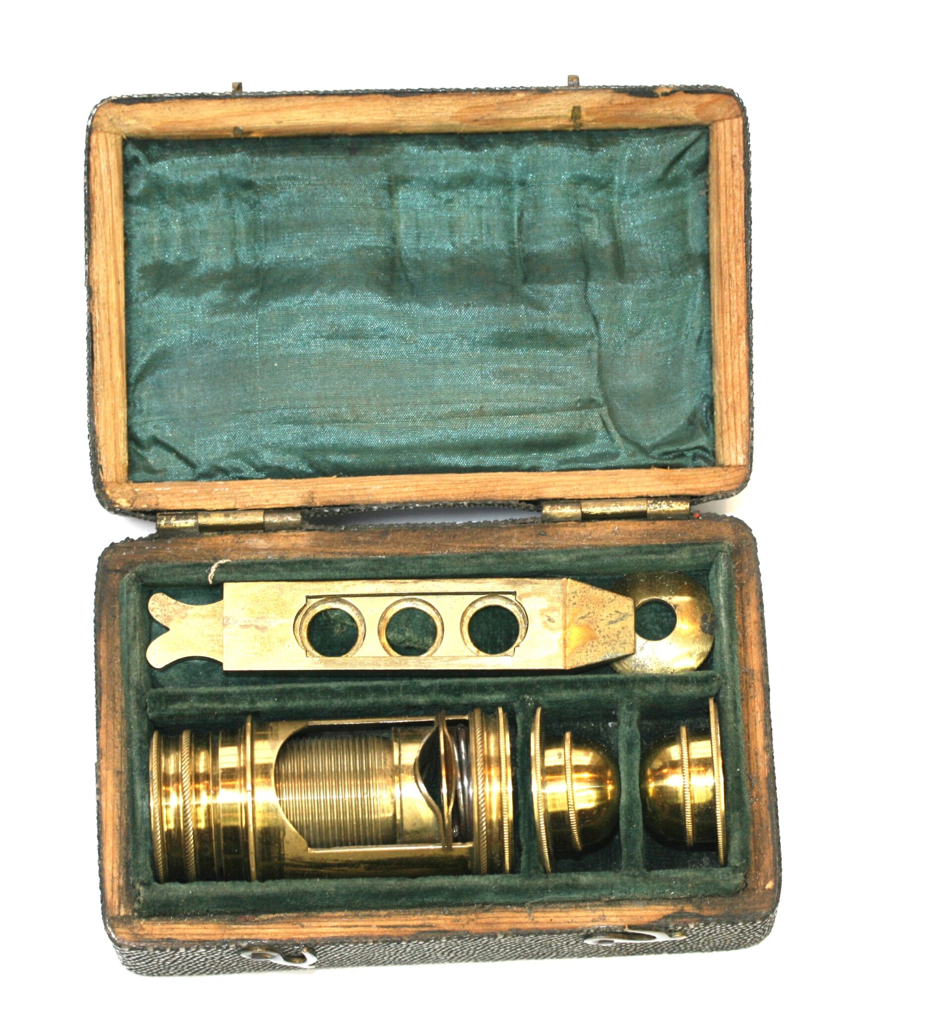 C1740 BARREL BRASS MICROSCOPE WITH ACCESSORIESIN SHAGREEN  CASE , ALL IN GOOD COND. ref 26