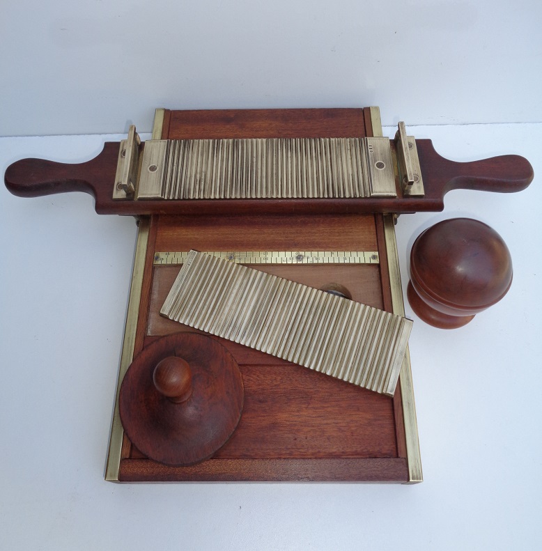A pharmacy pill maker-silver set H.L. Becker Fils & Co Bruxelles