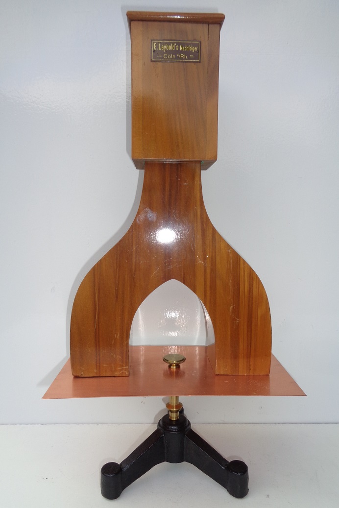 Wooden interference device with table E Leybolds