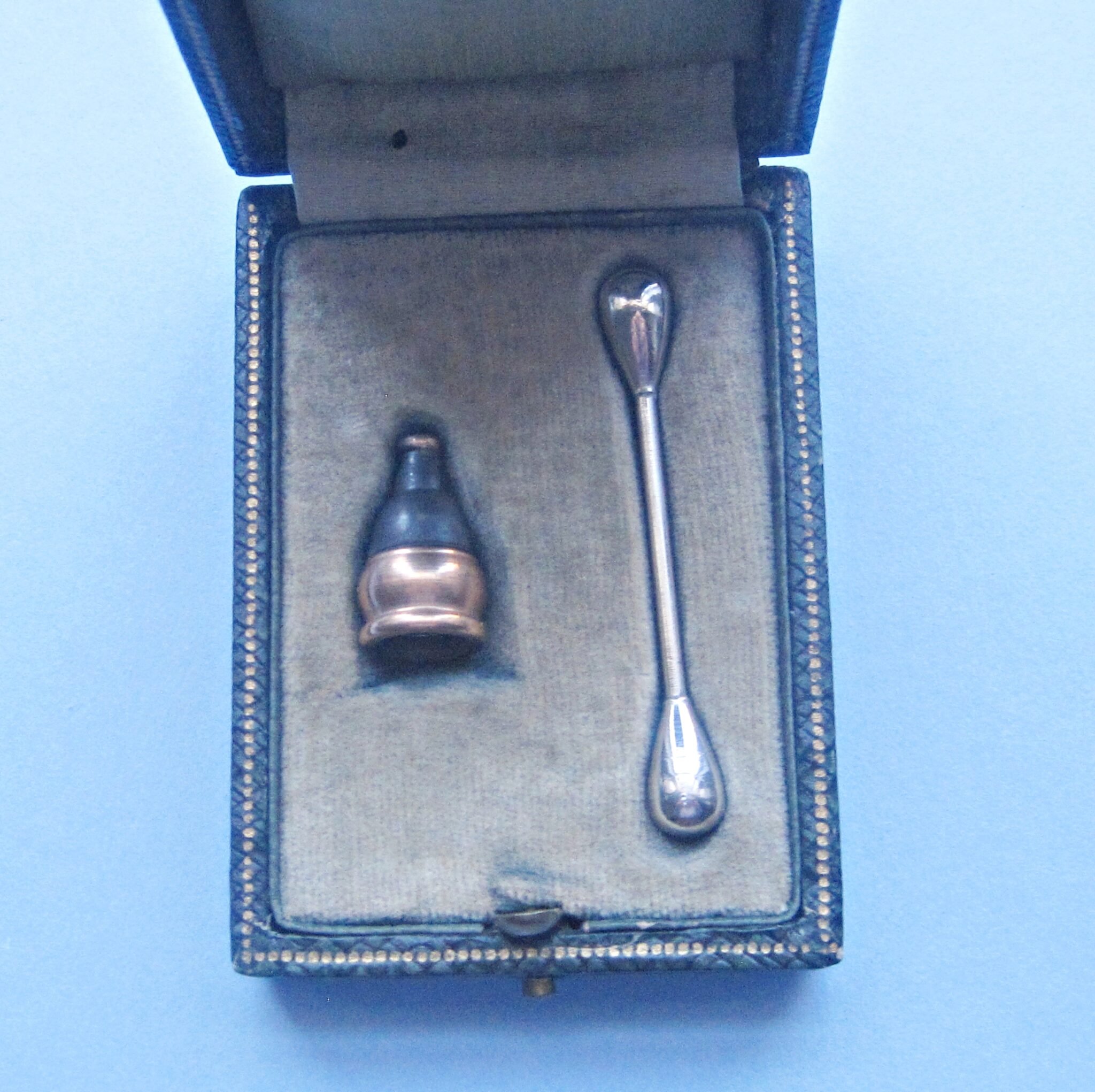 A Vibrophone hearing aid by Harrys, working in Paris