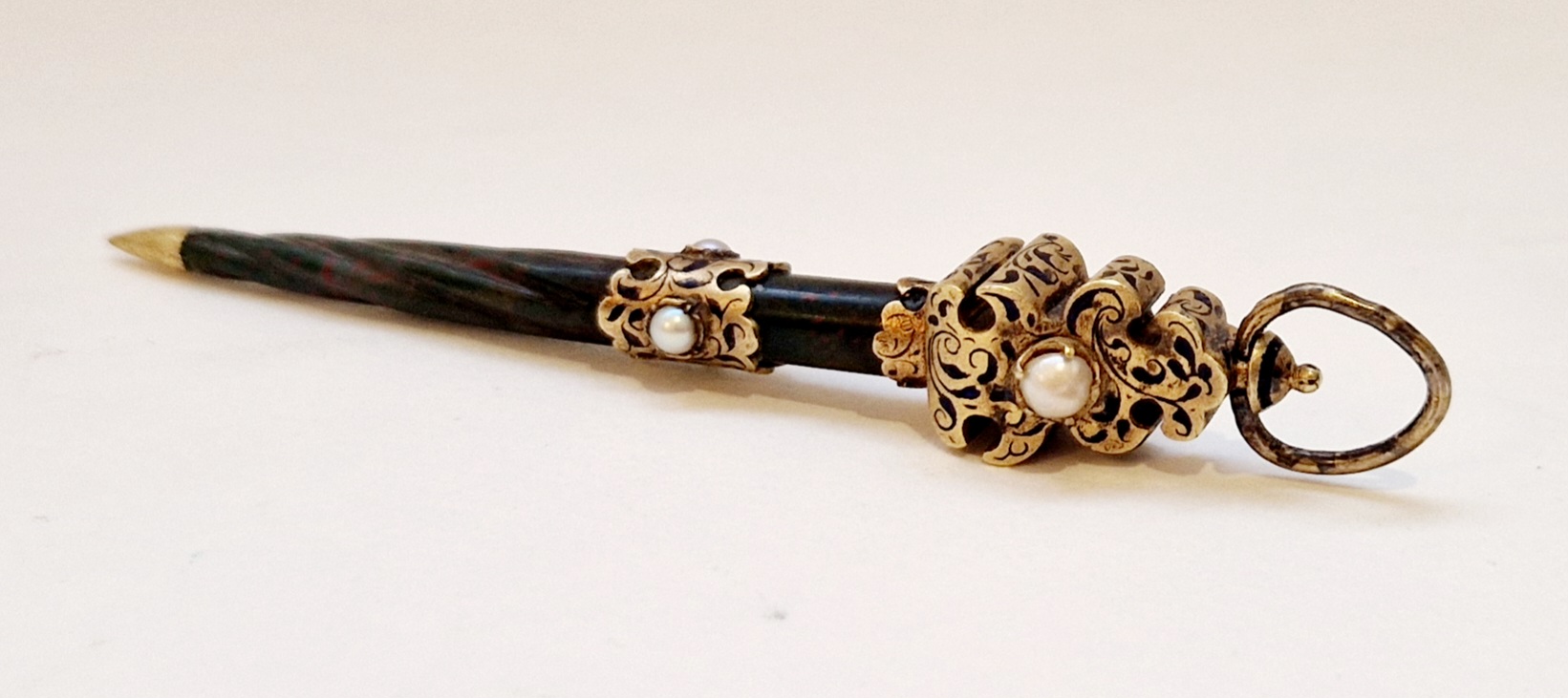 Luxuoux dental toothpick in bloodstone and gilded brass, late 16th century