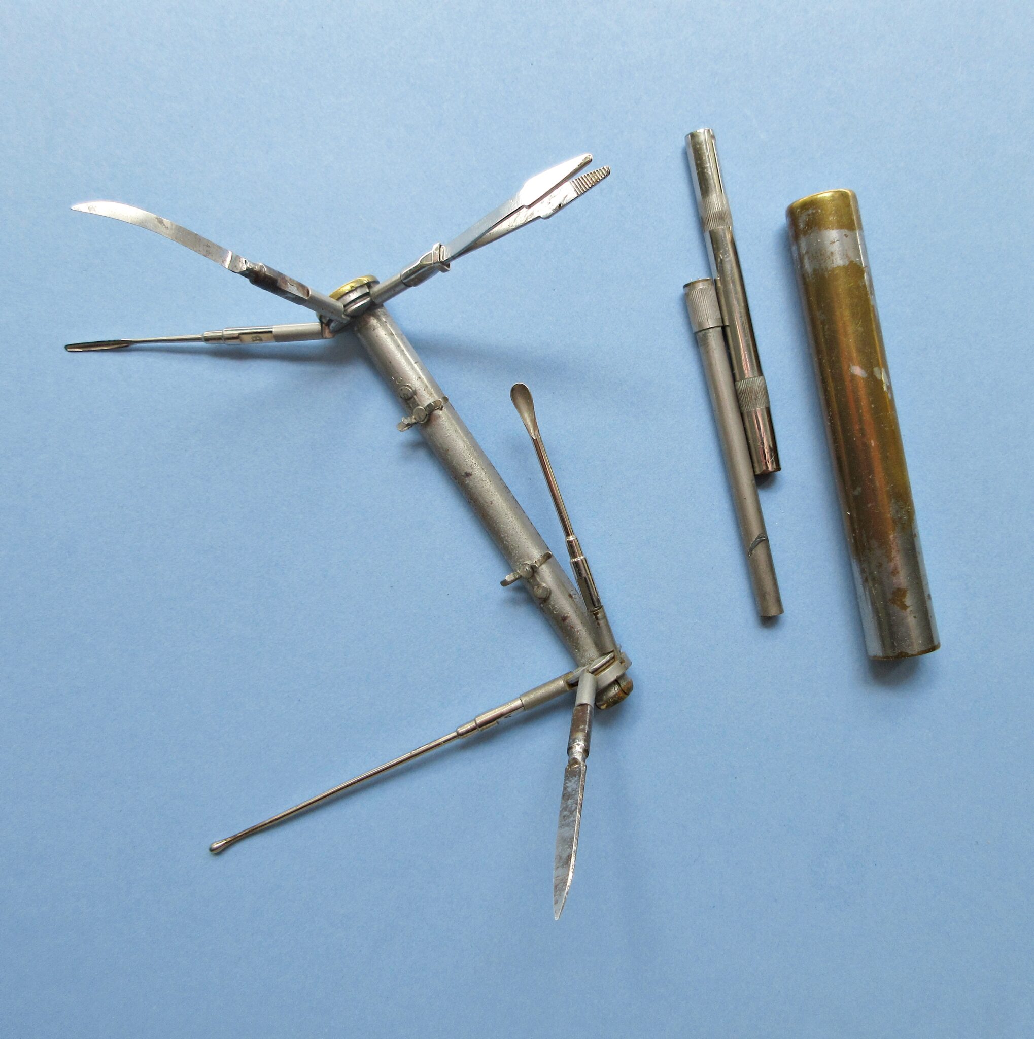 Hermann’s surgical-instrument holder, patented in the US on October 8, 1907