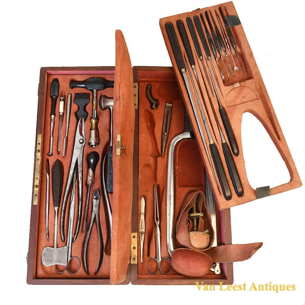 Three levels surgical set by Charriere à Paris, c. 1875