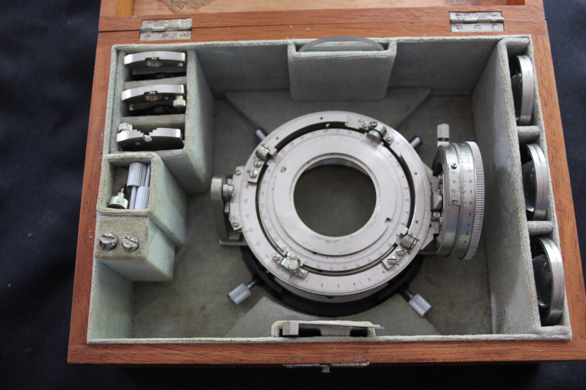 ~RARE AND FINE LEITZ UT-4 UNIVERSAL ROTATING STAGE~