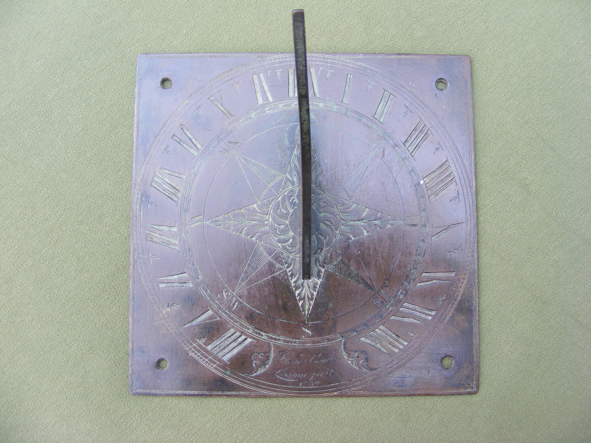BRONZE EARLY 18TH CENTURY SUNDIAL BY COMBES. DATED 1730
