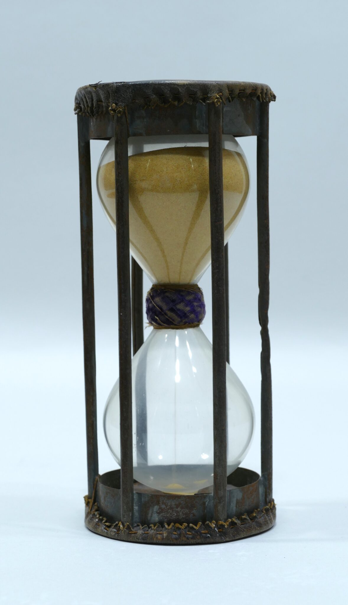 Hourglass in metal and leather made at the 18th century
