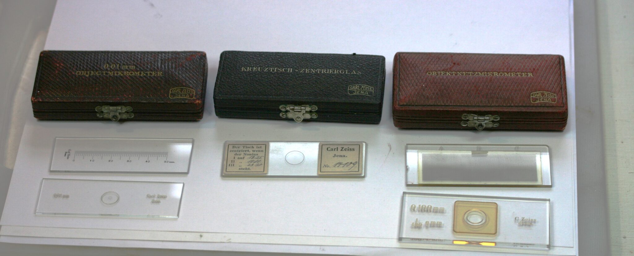 3 x CARL ZEISS MICROSCOPE SLIDES WITH ORIG. BOX,  OBJECTMIKROMETER 0.00mm , OBJEKTNET  , KREUZTISH